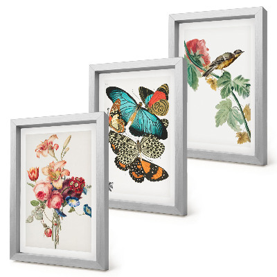 Tríptico com moldura Flores, borboletas e um pássaro em tons pastel.