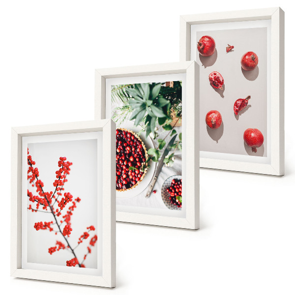 Tríptico com moldura Frutas vermelhas e plantas em estilo minimalista.