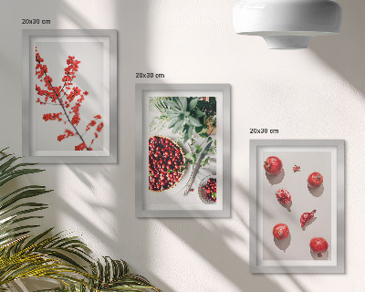 Tríptico com moldura Frutas vermelhas e plantas em estilo minimalista.