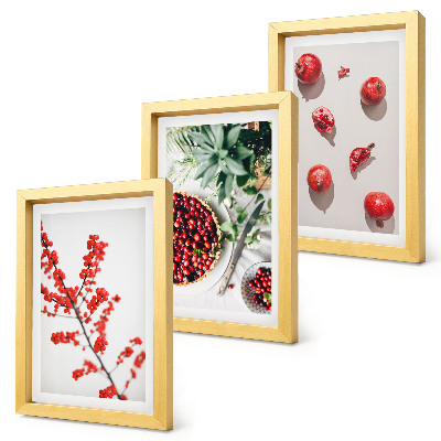 Tríptico com moldura Frutas vermelhas e plantas em estilo minimalista.