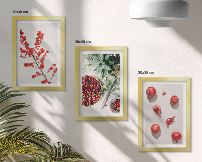 Tríptico com moldura Frutas vermelhas e plantas em estilo minimalista.