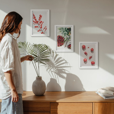 Tríptico com moldura Frutas vermelhas e plantas em estilo minimalista.