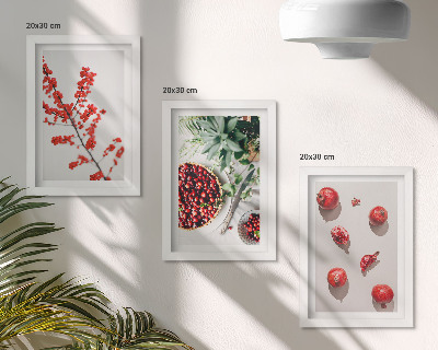 Tríptico com moldura Frutas vermelhas e plantas em estilo minimalista.