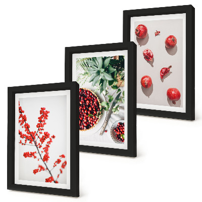 Tríptico com moldura Frutas vermelhas e plantas em estilo minimalista.