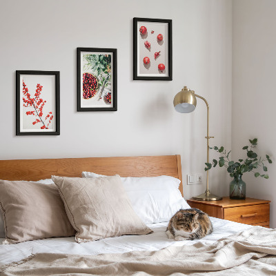 Tríptico com moldura Frutas vermelhas e plantas em estilo minimalista.
