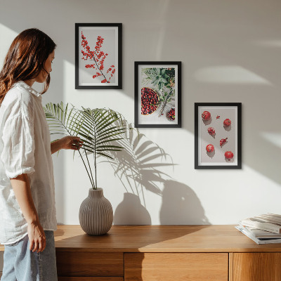 Tríptico com moldura Frutas vermelhas e plantas em estilo minimalista.