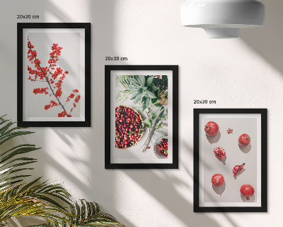 Tríptico com moldura Frutas vermelhas e plantas em estilo minimalista.