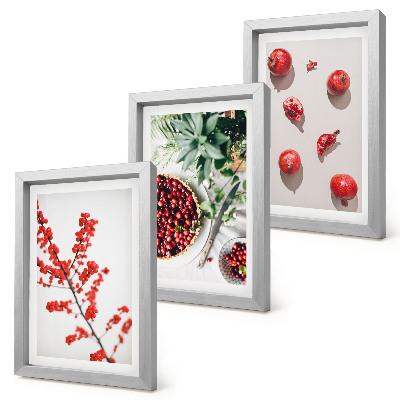 Tríptico com moldura Frutas vermelhas e plantas em estilo minimalista.