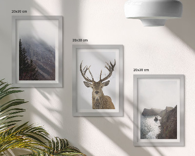 Conjunto de 3 quadros decorativos Paisagem montanhosa com nevoeiro, água e veados.