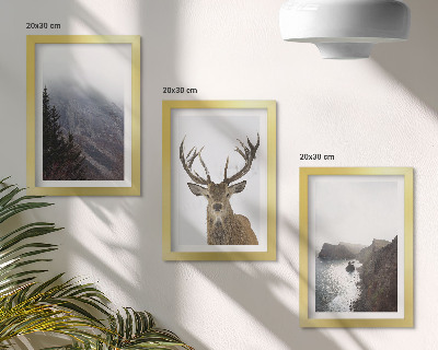 Conjunto de 3 quadros decorativos Paisagem montanhosa com nevoeiro, água e veados.