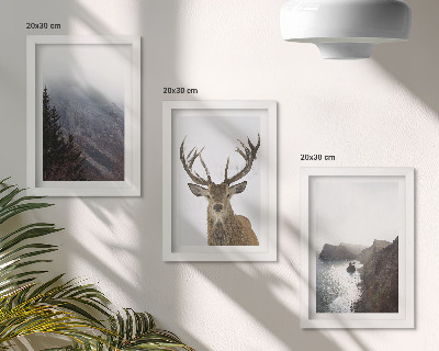 Conjunto de 3 quadros decorativos Paisagem montanhosa com nevoeiro, água e veados.