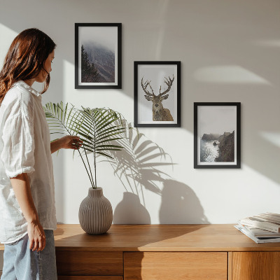 Conjunto de 3 quadros decorativos Paisagem montanhosa com nevoeiro, água e veados.