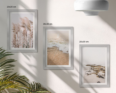 Tríptico com moldura Ondas de grama na praia e pedras à beira-mar em estilo boho.