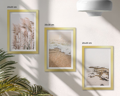 Tríptico com moldura Ondas de grama na praia e pedras à beira-mar em estilo boho.