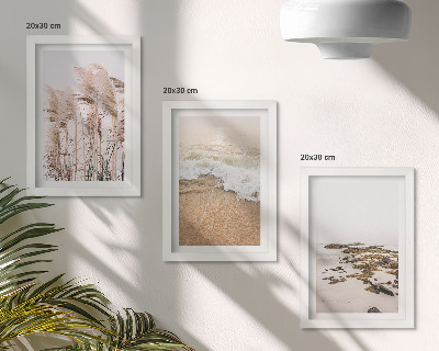 Tríptico com moldura Ondas de grama na praia e pedras à beira-mar em estilo boho.