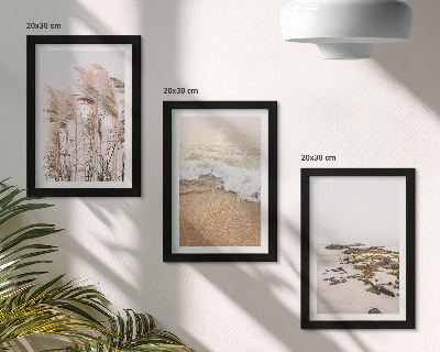 Tríptico com moldura Ondas de grama na praia e pedras à beira-mar em estilo boho.