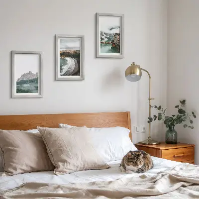 Conjunto de 3 quadros decorativos com paisagem de montanhas, praia e casa de madeira