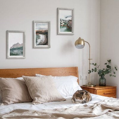 Conjunto de 3 quadros decorativos Paisagens montanhosas com praia e casa de madeira