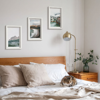 Conjunto de 3 quadros decorativos Paisagens montanhosas com praia e casa de madeira