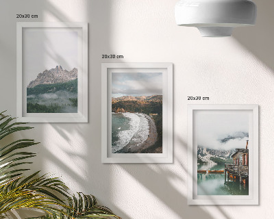 Conjunto de 3 quadros decorativos Paisagens montanhosas com praia e casa de madeira