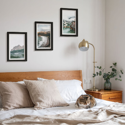 Conjunto de 3 quadros decorativos Paisagens montanhosas com praia e casa de madeira