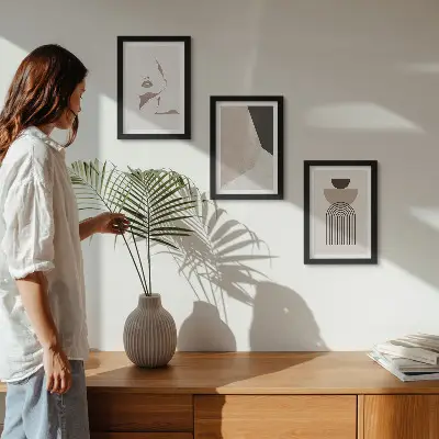Tríptico com moldura formas geométricas abstratas e rosto de mulher