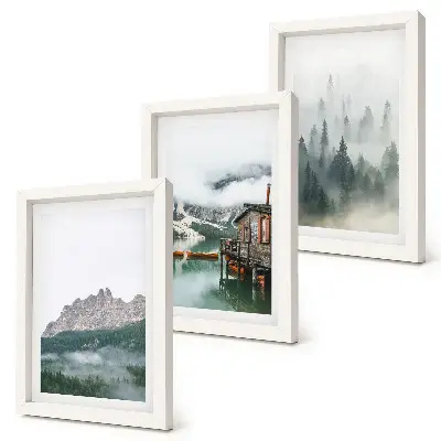 Conjunto de 3 quadros decorativos com paisagem de montanhas, lago, chalé e neblina na floresta