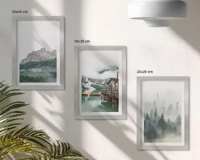 Conjunto de 3 quadros decorativos com paisagem de montanhas, lago, chalé e neblina na floresta