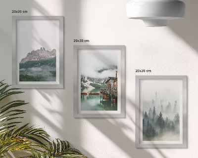 Conjunto de 3 quadros decorativos Montanhas, lago, chalé e neblina na floresta.
