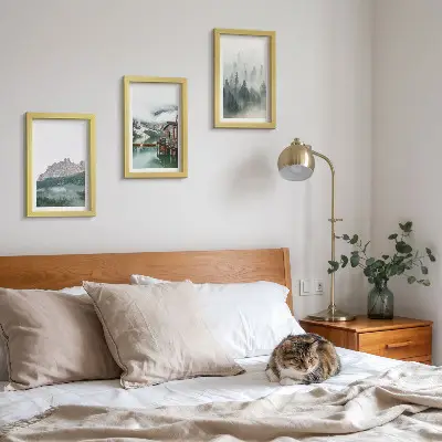 Conjunto de 3 quadros decorativos com paisagem de montanhas, lago, chalé e neblina na floresta