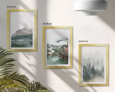 Conjunto de 3 quadros decorativos com paisagem de montanhas, lago, chalé e neblina na floresta