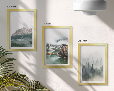 Conjunto de 3 quadros decorativos Montanhas, lago, chalé e neblina na floresta.