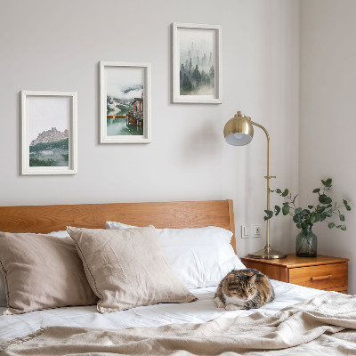 Conjunto de 3 quadros decorativos Montanhas, lago, chalé e neblina na floresta.