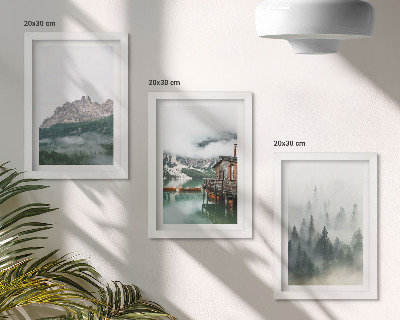 Conjunto de 3 quadros decorativos Montanhas, lago, chalé e neblina na floresta.