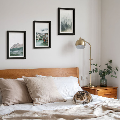 Conjunto de 3 quadros decorativos Montanhas, lago, chalé e neblina na floresta.