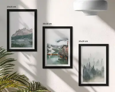 Conjunto de 3 quadros decorativos com paisagem de montanhas, lago, chalé e neblina na floresta
