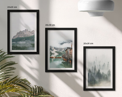 Conjunto de 3 quadros decorativos Montanhas, lago, chalé e neblina na floresta.