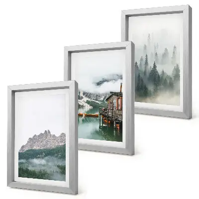 Conjunto de 3 quadros decorativos com paisagem de montanhas, lago, chalé e neblina na floresta