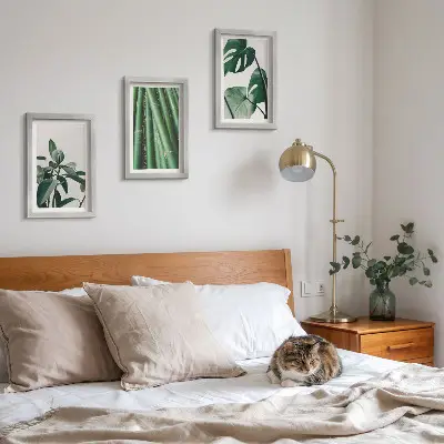 Conjunto de 3 quadros decorativos com estampas de caules de bambu, planta de interior e folhas de monstera
