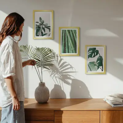 Conjunto de 3 quadros decorativos com estampas de caules de bambu, planta de interior e folhas de monstera