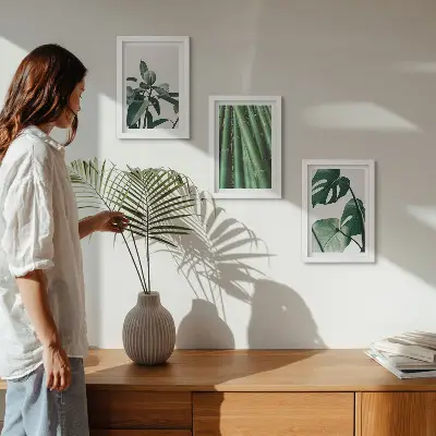 Conjunto de 3 quadros decorativos com estampas de caules de bambu, planta de interior e folhas de monstera