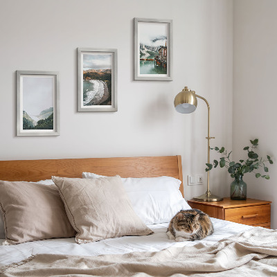 Conjunto de 3 quadros decorativos Vista para a montanha e para a praia com nuvens e água.