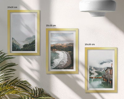 Conjunto de 3 quadros decorativos Vista para a montanha e para a praia com nuvens e água.