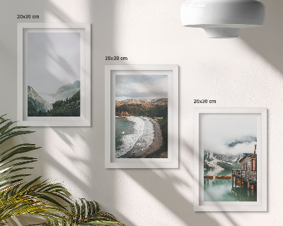 Conjunto de 3 quadros decorativos Vista para a montanha e para a praia com nuvens e água.