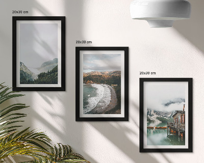 Conjunto de 3 quadros decorativos Vista para a montanha e para a praia com nuvens e água.