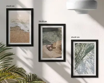 Conjunto de quadros com imagens chapéu de praia e óculos de sol com folhas