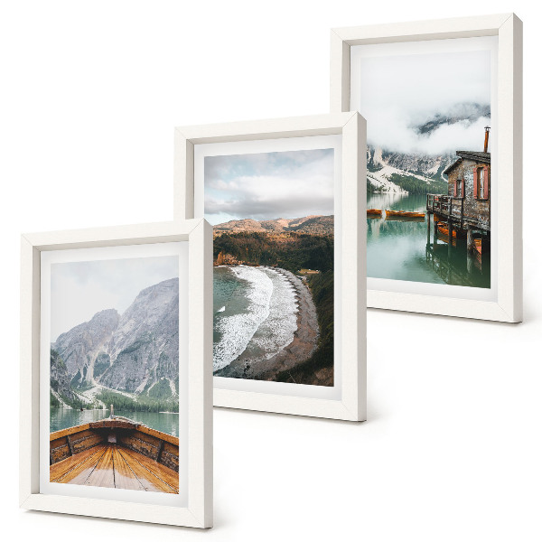 Tríptico com moldura Vista das montanhas sobre o lago com um barco e uma paisagem de praia.