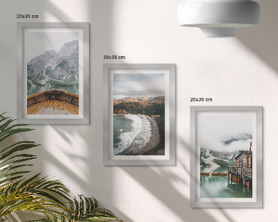 Tríptico com moldura Vista das montanhas sobre o lago com um barco e uma paisagem de praia.