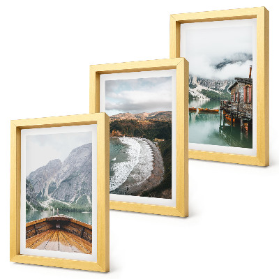 Tríptico com moldura Vista das montanhas sobre o lago com um barco e uma paisagem de praia.