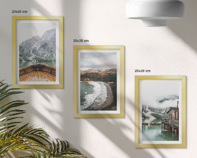 Tríptico com moldura Vista das montanhas sobre o lago com um barco e uma paisagem de praia.